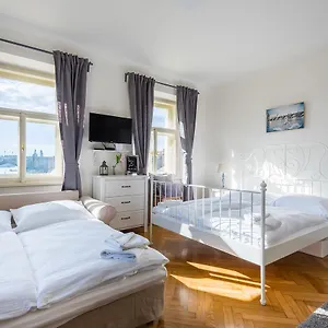 Apartment Kafka With Bridge View, Prag